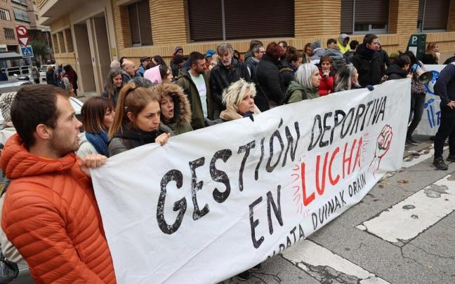 Protesta de trabajadores y trabajadoras durante la huelga.