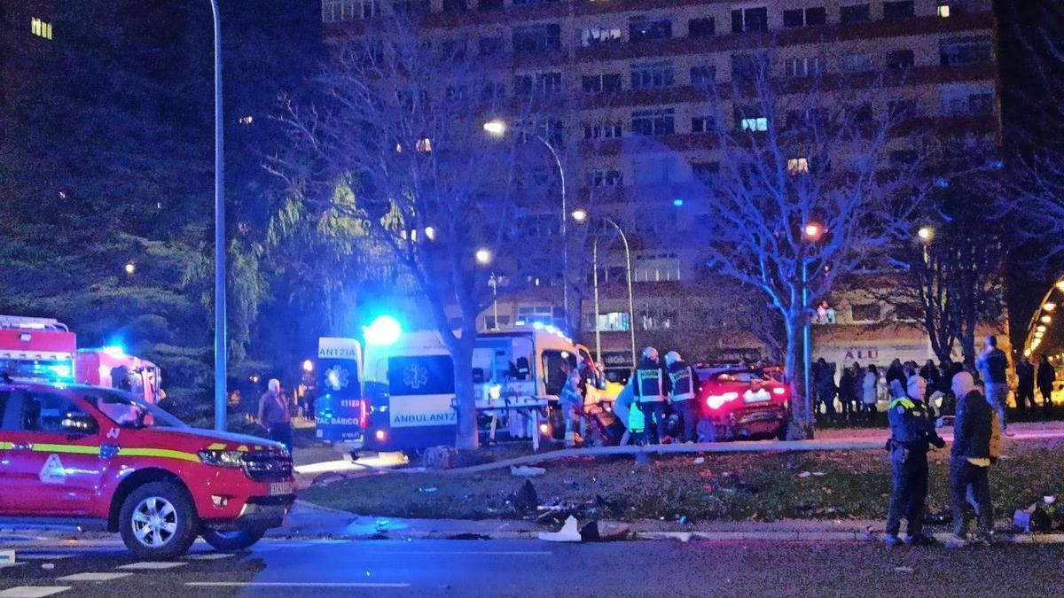 Aparatoso accidente esta noche en Portal de Foronda captado por usuarios que han subido imágenes a Twitter