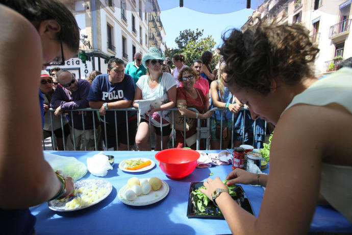 Concurso de ensaladilla para jóvenes en la Aste Nagusia donostiarra.