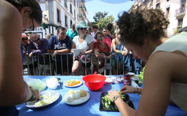 Concurso de ensaladilla para jóvenes en la Aste Nagusia donostiarra.
