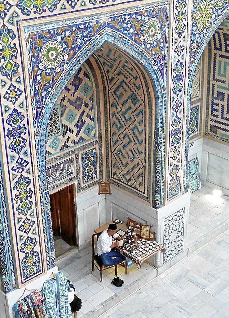 Escena de un artesano en la madrasa del Registán, en Samarkanda.