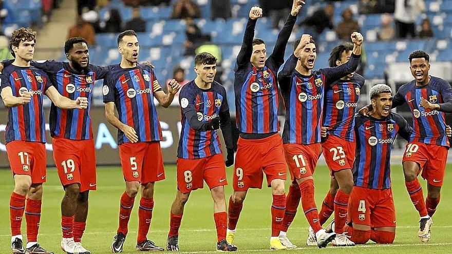 Los jugadores del Barça, celebrando una de las paradas de Ter Stegen.