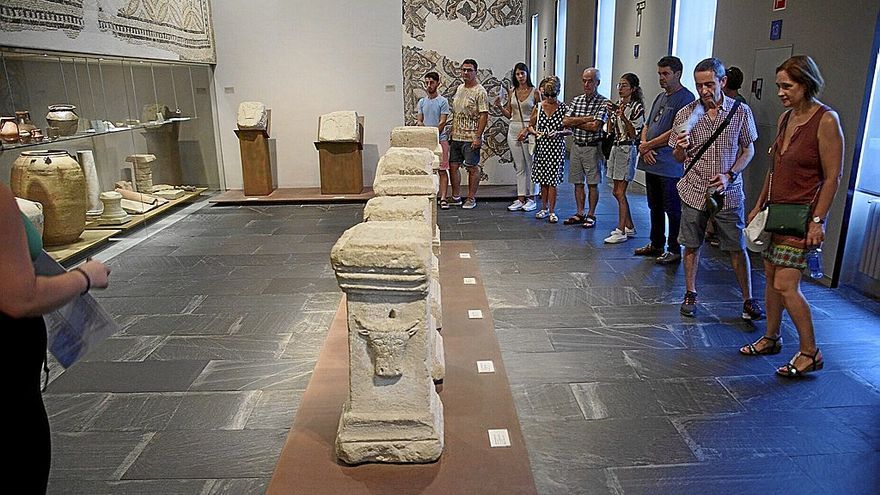 Participantes en el recorrido guiado que se realizó ayer a mediodía por las salas que están ahora mismo visitables en el Museo de Navarra, como las de Prehistoria y romanización.