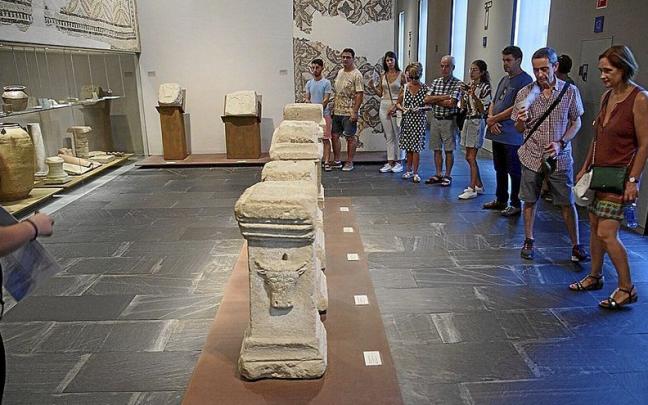Participantes en el recorrido guiado que se realizó ayer a mediodía por las salas que están ahora mismo visitables en el Museo de Navarra, como las de Prehistoria y romanización.