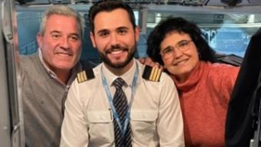El piloto, con sus padres en la cabina del avión.