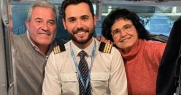 El emotivo vídeo de la sorpresa que un piloto da a sus padres durante un  vuelo - Onda Vasca