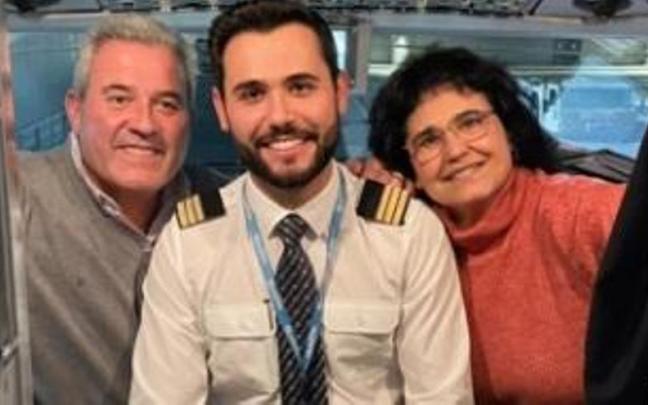 El piloto, con sus padres en la cabina del avión. El piloto, con sus padres en la cabina del avión.