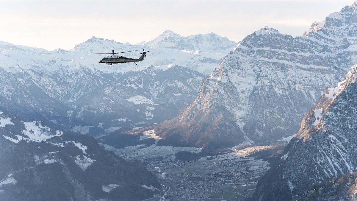 Un helicóptero sobrevuela los Alpes suizos.