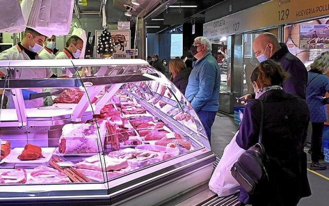 Los consumidores revisan cada vez más el precio de los alimentos. Los consumidores revisan cada vez más el precio de los alimentos.