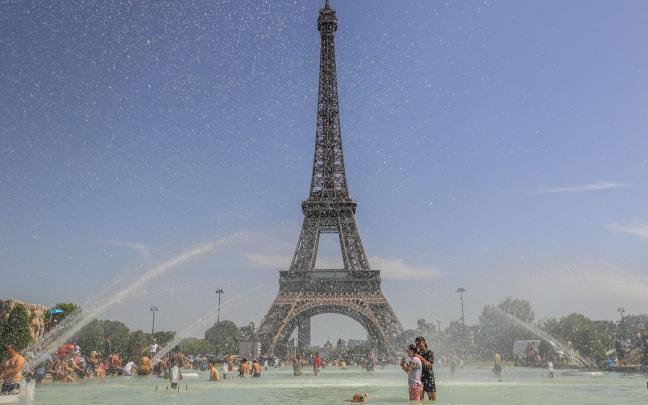 La gente disfruta del agua en la Fuente del Trocadero frente a la Torre Eiffel (París, Francia) durante una ola de calor. La gente disfruta del agua en la Fuente del Trocadero frente a la Torre Eiffel (París, Francia) durante una ola de calor.
