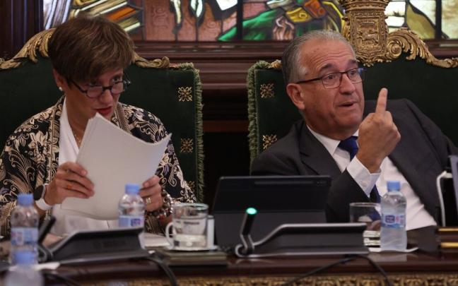 El alcalde Maya hace un gesto a la oposición durante el tenso debate de este viernes. El alcalde Maya hace un gesto a la oposición durante el tenso debate de este viernes.