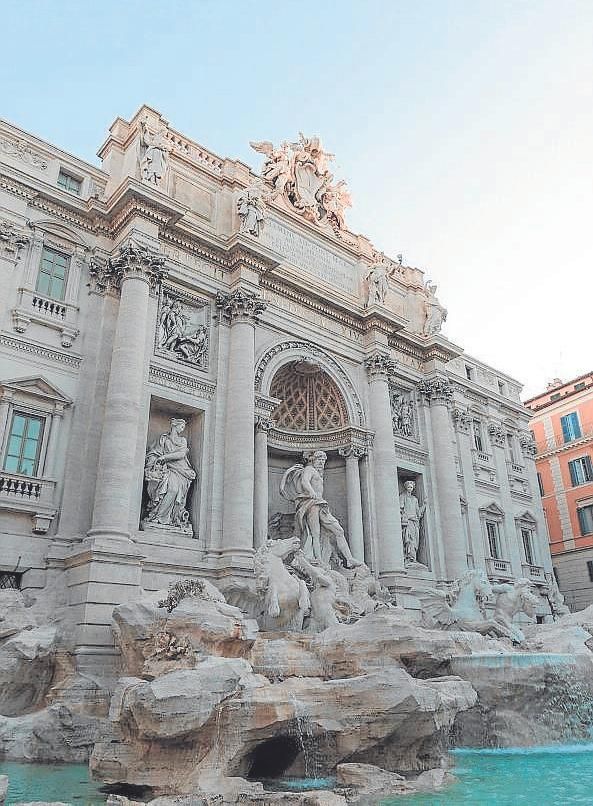 La Fontana de Trevi es asombrosamente bella.