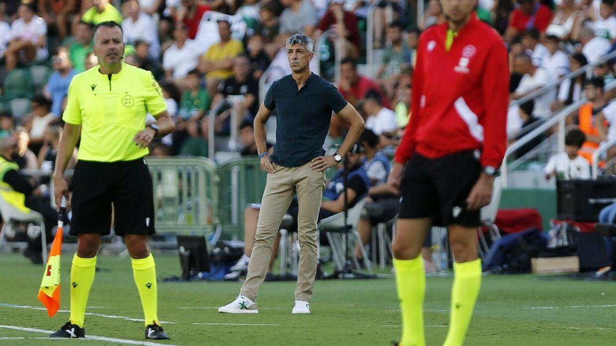 Imanol Alguacil observa con detenimiento un lance del partido desde la banda