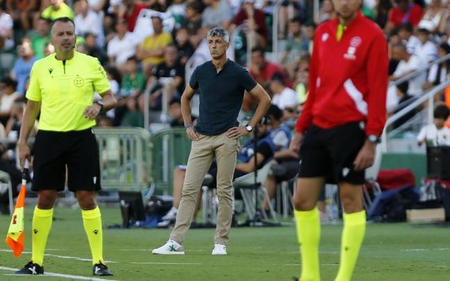 Imanol Alguacil observa con detenimiento un lance del partido desde la banda