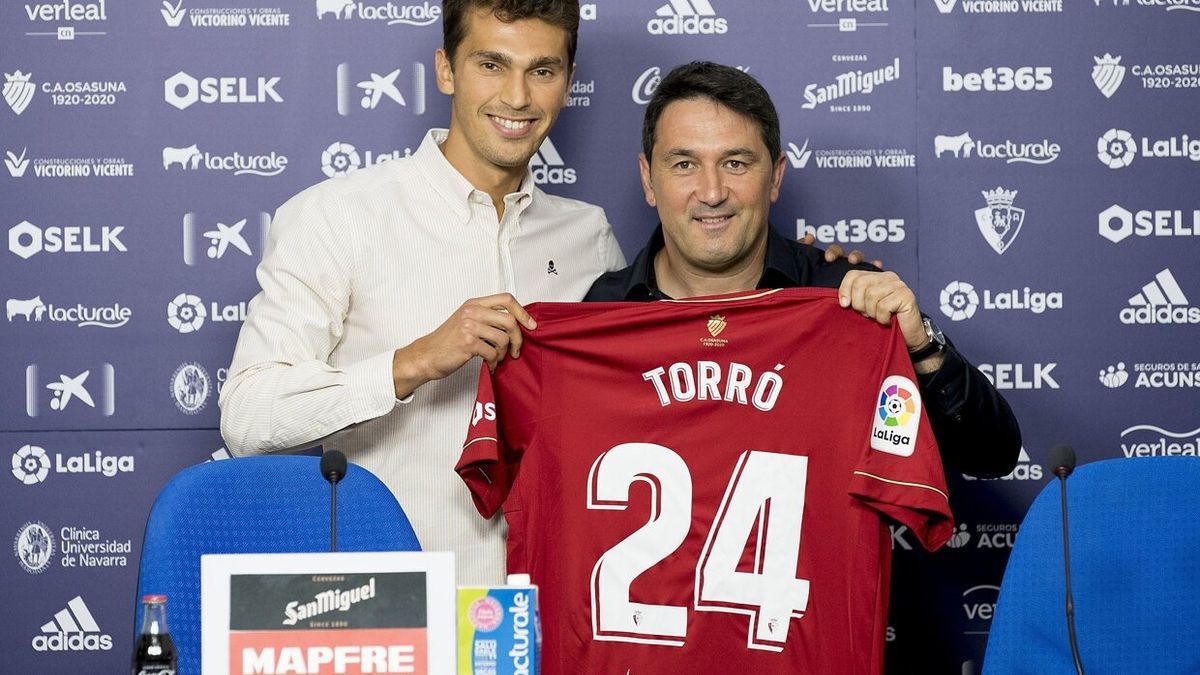 Lucas Torró con Braulio Vázquez, en la presentación del jugador alicantino, uno de los últimos fichajes hechos en el extranjero