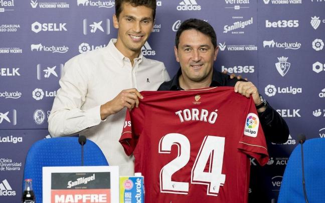 Lucas Torró con Braulio Vázquez, en la presentación del jugador alicantino, uno de los últimos fichajes hechos en el extranjero Lucas Torró con Braulio Vázquez, en la presentación del jugador alicantino, uno de los últimos fichajes hechos en el extranjero