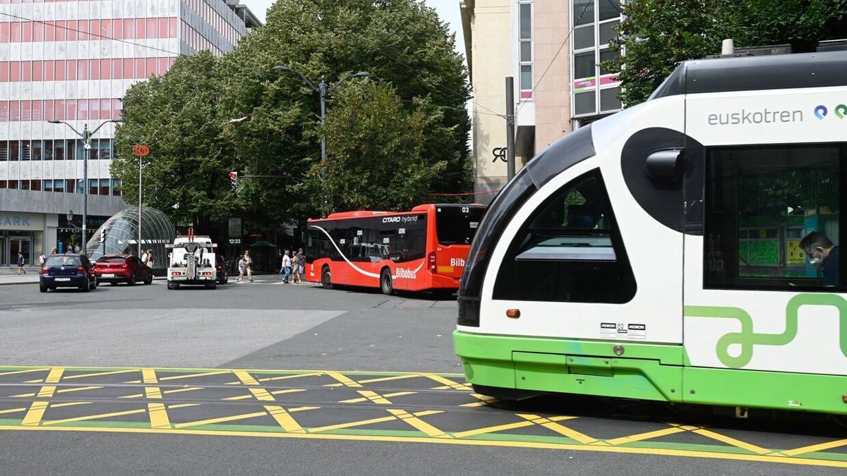 Varios medios de transporte confluyen en la Plaza Circular de Bilbao