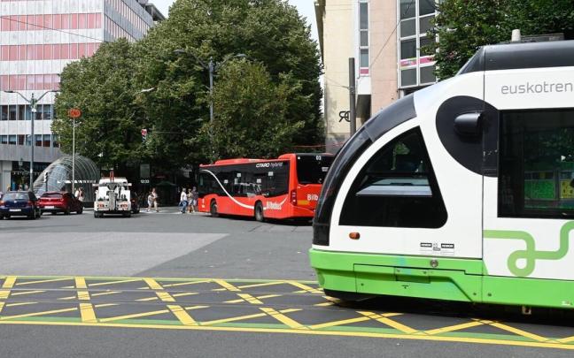 Varios medios de transporte confluyen en la Plaza Circular de Bilbao