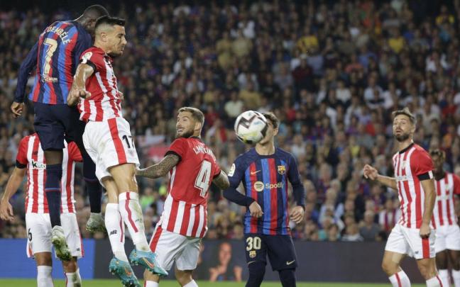 Yuri intenta, sin éxito, evitar el remate de Dembélé que supuso el primer gol del Barcelona.