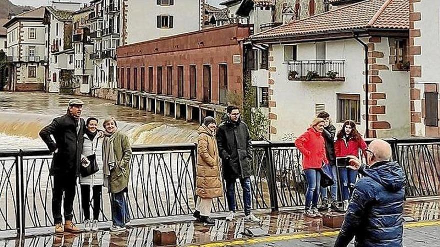 Turistas sacándose una foto en Elizondo, durante Semana Santa.