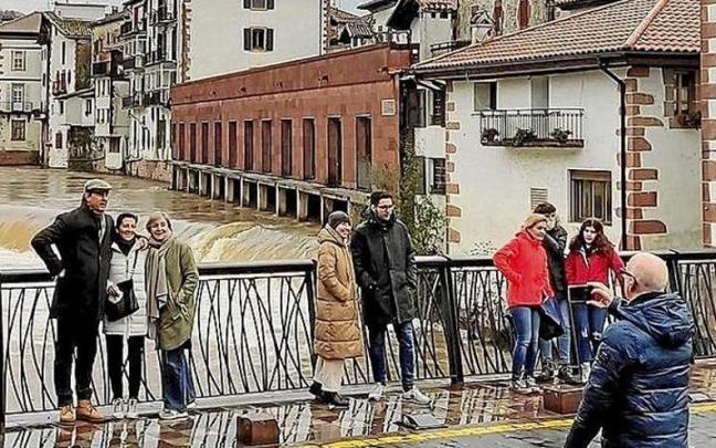 Turistas sacándose una foto en Elizondo, durante Semana Santa.