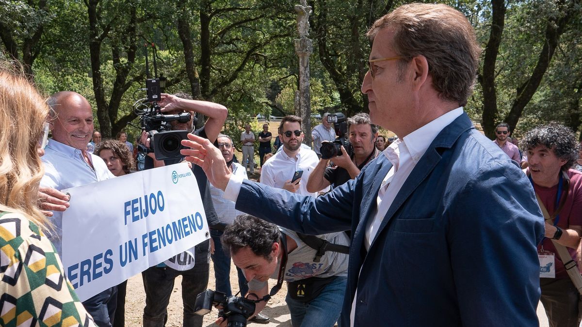 Alberto Núñez Feijóo es agasajado por simpatizantes del PP el pasado sábado en O Pino (A Coruña).