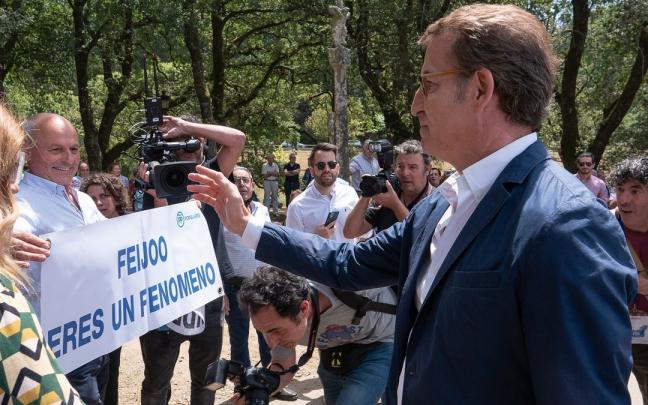 Alberto Núñez Feijóo es agasajado por simpatizantes del PP el pasado sábado en O Pino (A Coruña). Alberto Núñez Feijóo es agasajado por simpatizantes del PP el pasado sábado en O Pino (A Coruña).