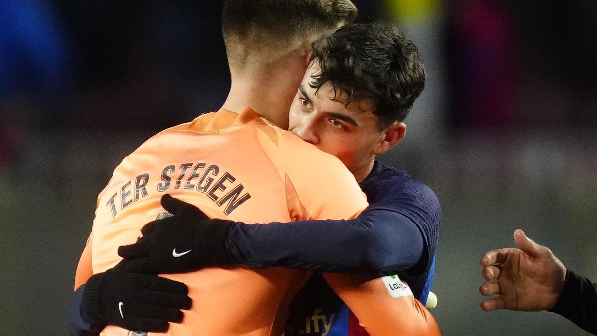 El centrocampista del Barcelona Pedri (d) celebra con el portero Ter Stegen la victoria ante el Getafe