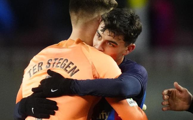 El centrocampista del Barcelona Pedri (d) celebra con el portero Ter Stegen la victoria ante el Getafe El centrocampista del Barcelona Pedri (d) celebra con el portero Ter Stegen la victoria ante el Getafe