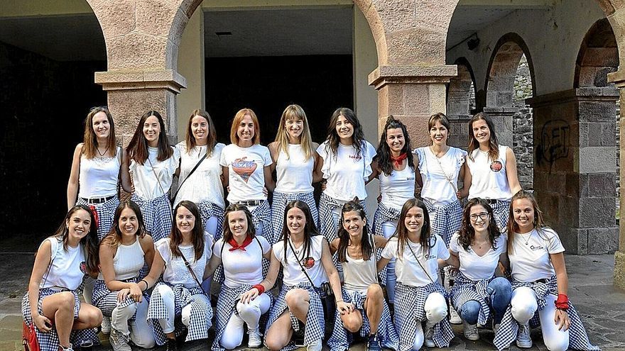 Las dantzaris de Erreka Dantza Taldea, emocionadas, ilusionadas y con ganas, poco ante de encender el cohete que dió inicio a las fiestas de Doneztebe.