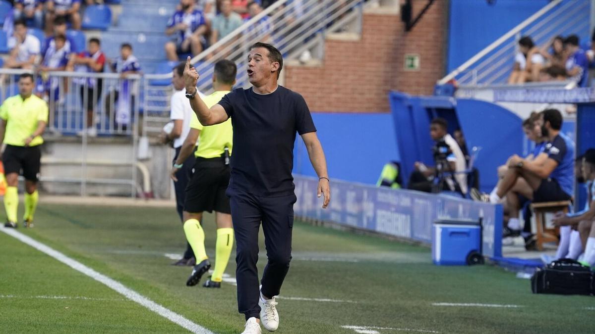 Luis García da instrucciones en el último partido en Mendizorroza