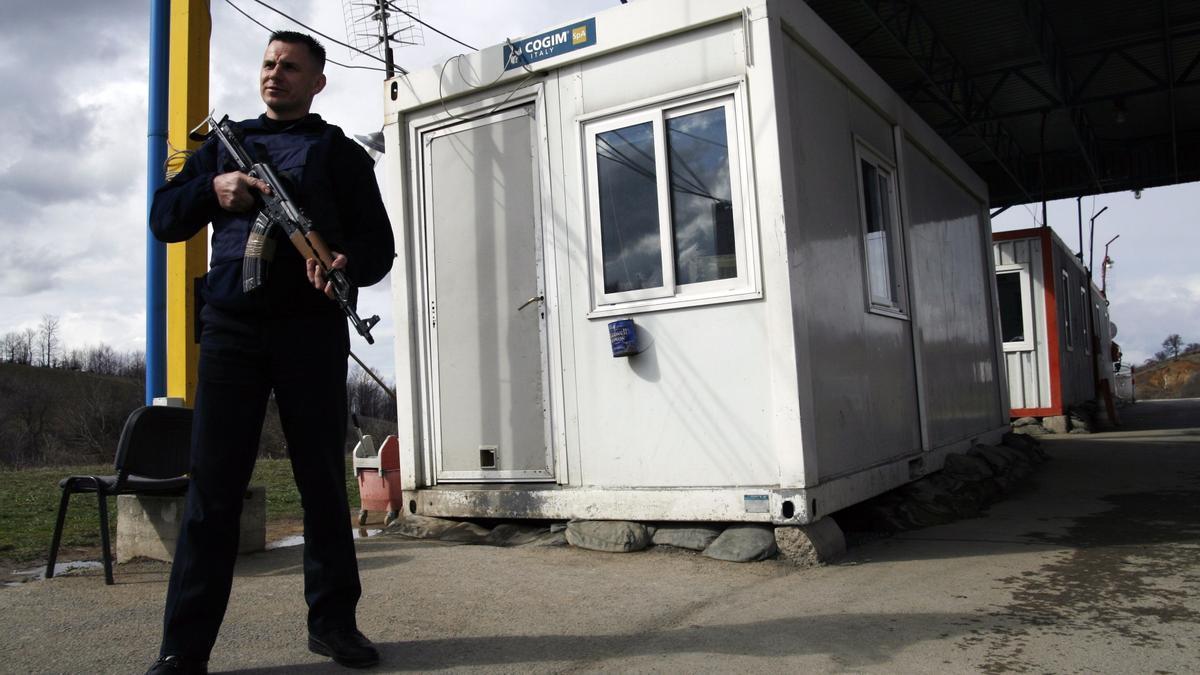 Un guardia armado en la frontera entre Kosovo y Serbia