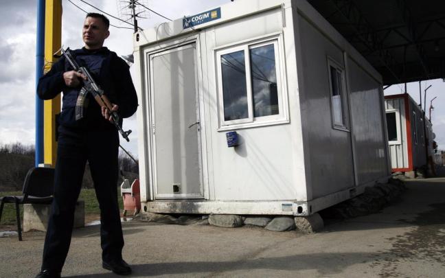 Un guardia armado en la frontera entre Kosovo y Serbia
