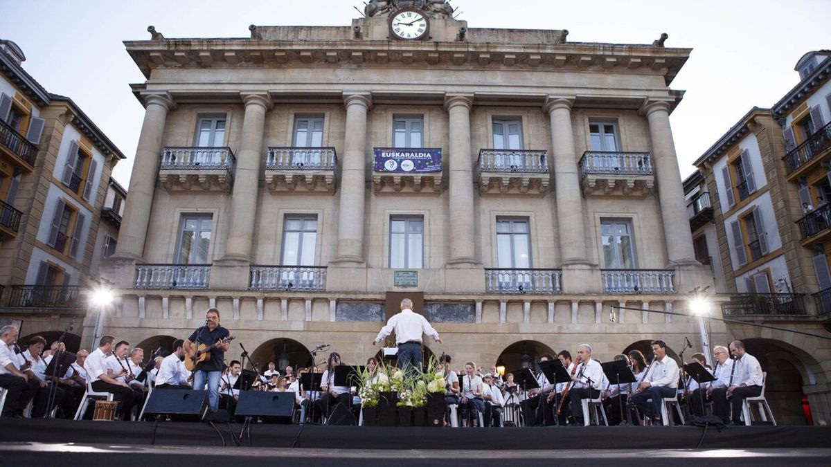 Anje Duhalde en Alarde de Txistularis DE 2019, en último celebrado en la plaza de la Constitución