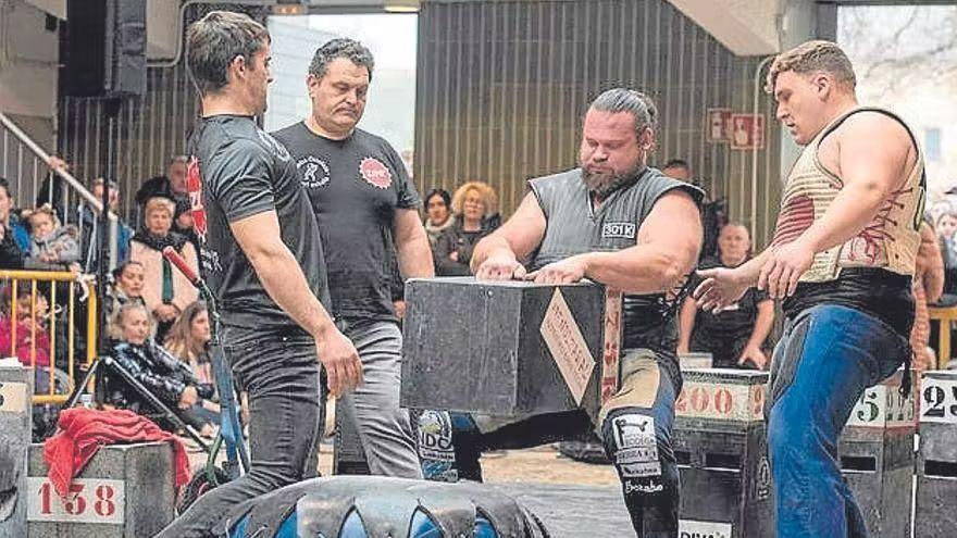 Martins, el hombre más fuerte del mundo, levanta una de las piedras rectangulares.