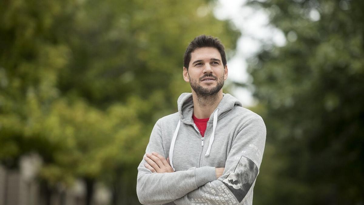 El navarro Ricardo Uriz, entrenador del Talavera, posando para una entrevista.