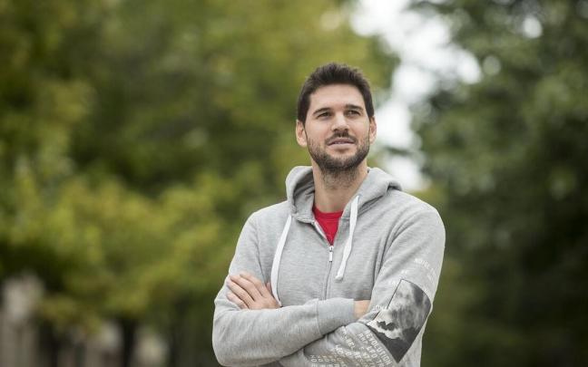 El navarro Ricardo Uriz, entrenador del Talavera, posando para una entrevista.