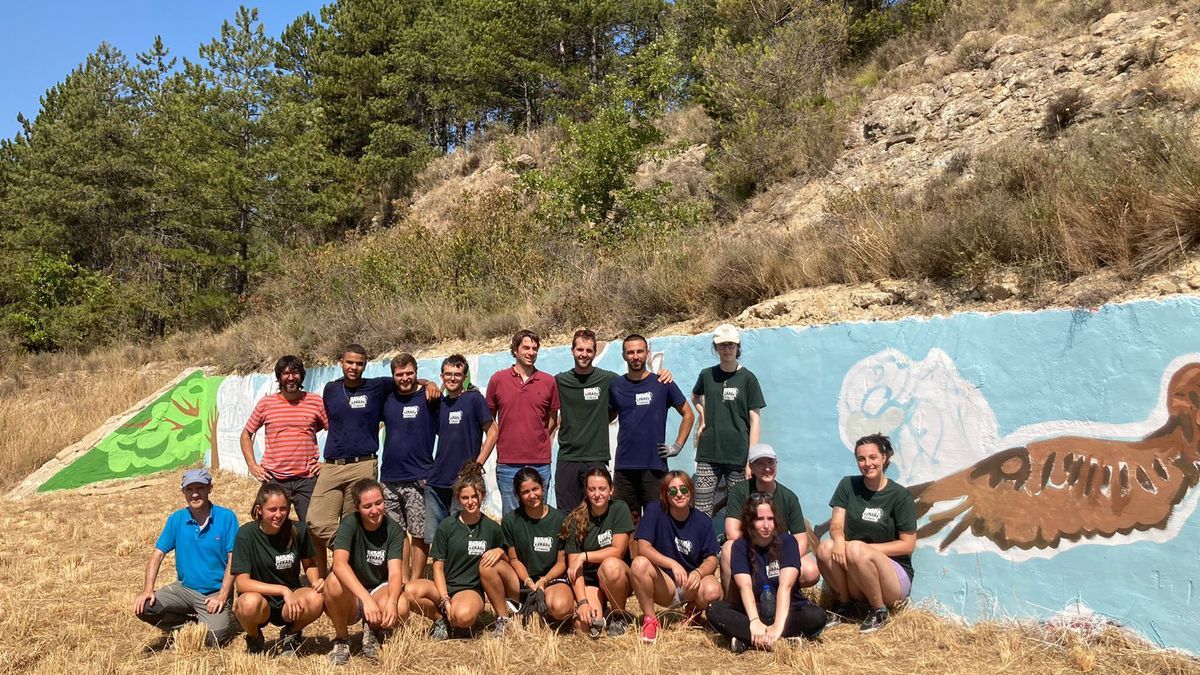 El grupo de jóvenes que realizan voluntariado en el monte Ezkaba