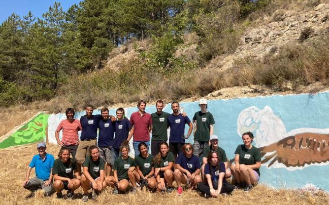 El grupo de jóvenes que realizan voluntariado en el monte Ezkaba