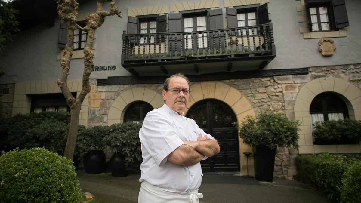 Hilario Arbelaitz posa delante del Zuberoa para este periódico.