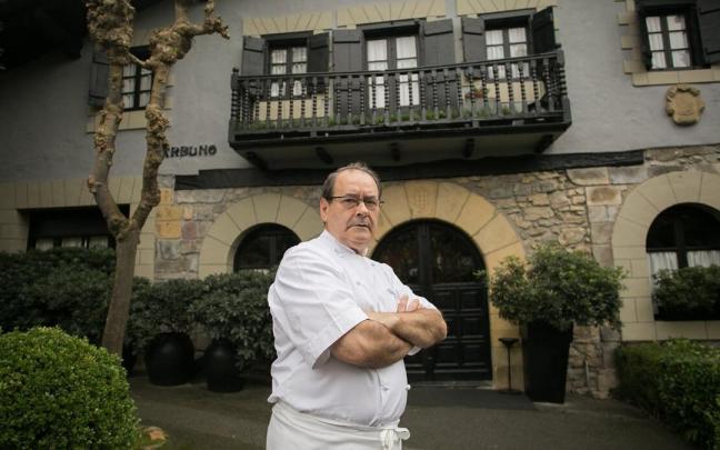 Hilario Arbelaitz posa delante del Zuberoa para este periódico.