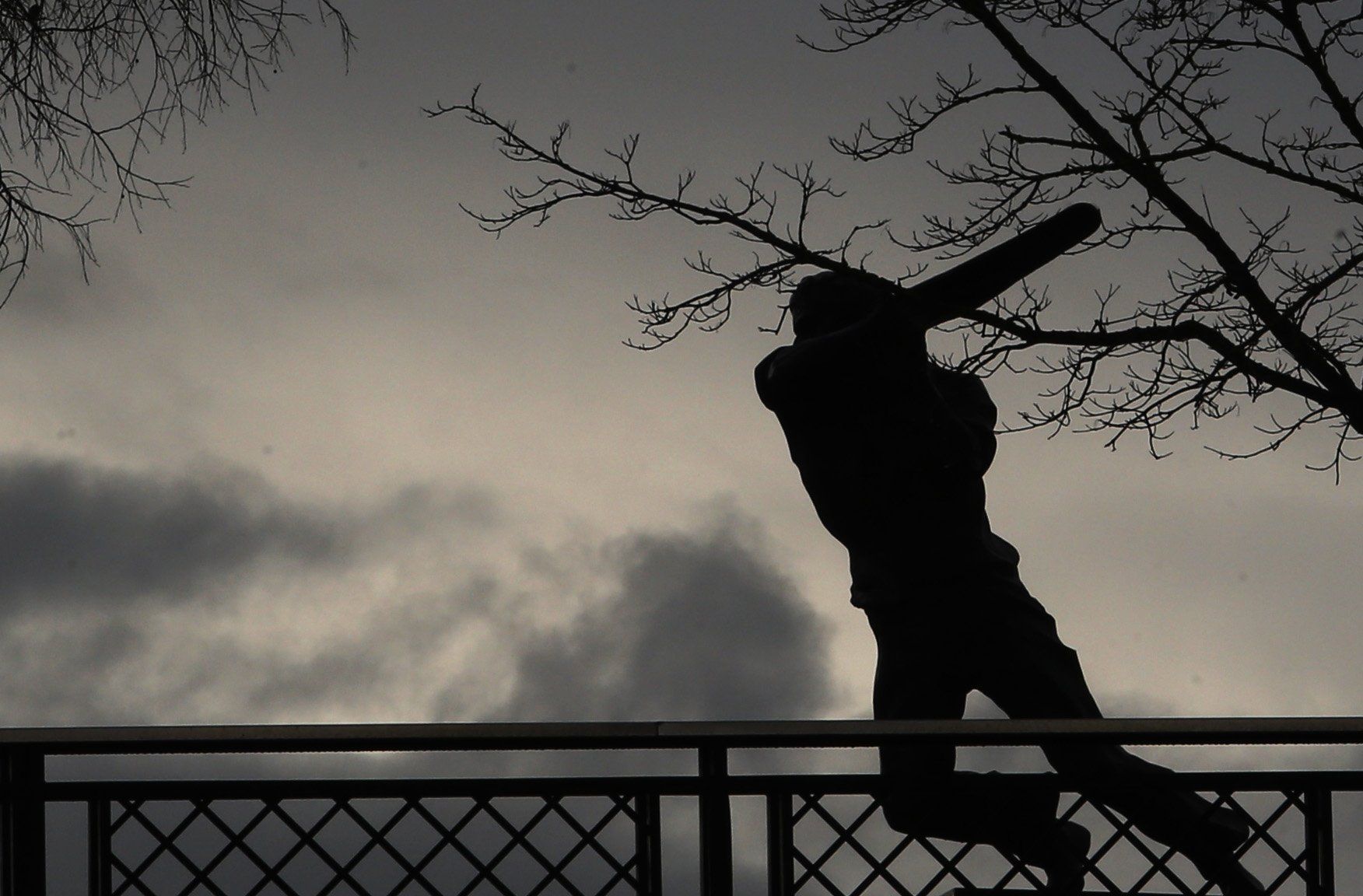 Vista de la escultura "Rebotando al revés" o "Monumento al Remontista", obra de Rafael Huerta, ubicada a la entrada de Pamplona.
