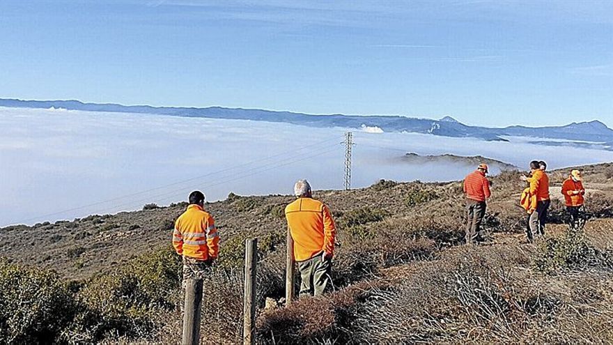 Cazadores esperando que se disipe la niebla para empezar la batida.