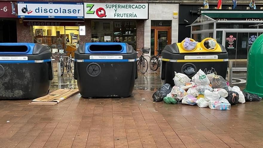 Nuevo contenedor amarillo de recogida de plástico, en la calle Gorbea, desbordado y con bolsas fuera del recipiente