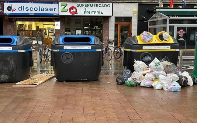 Nuevo contenedor amarillo de recogida de plástico, en la calle Gorbea, desbordado y con bolsas fuera del recipiente Nuevo contenedor amarillo de recogida de plástico, en la calle Gorbea, desbordado y con bolsas fuera del recipiente