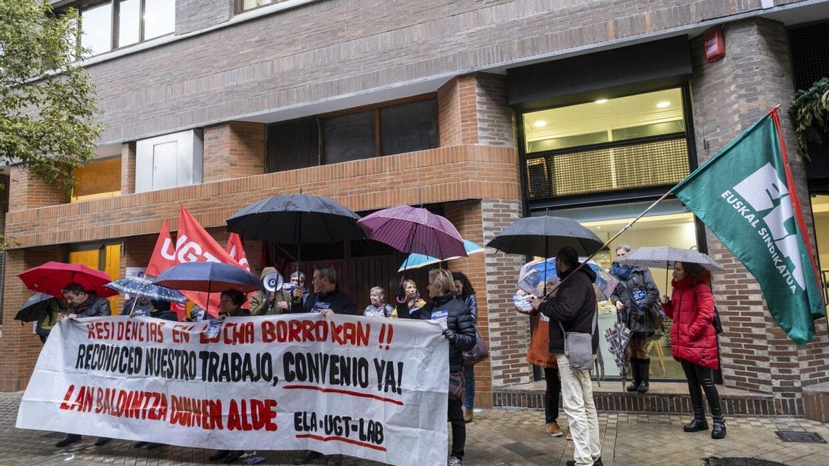 Trabajadoras de residencias de la tercera edad, en su primer día de huelga este año.