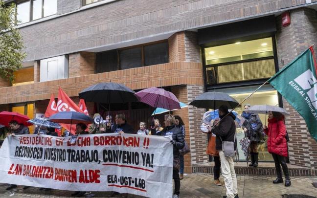 Trabajadoras de residencias de la tercera edad, en su primer día de huelga este año.