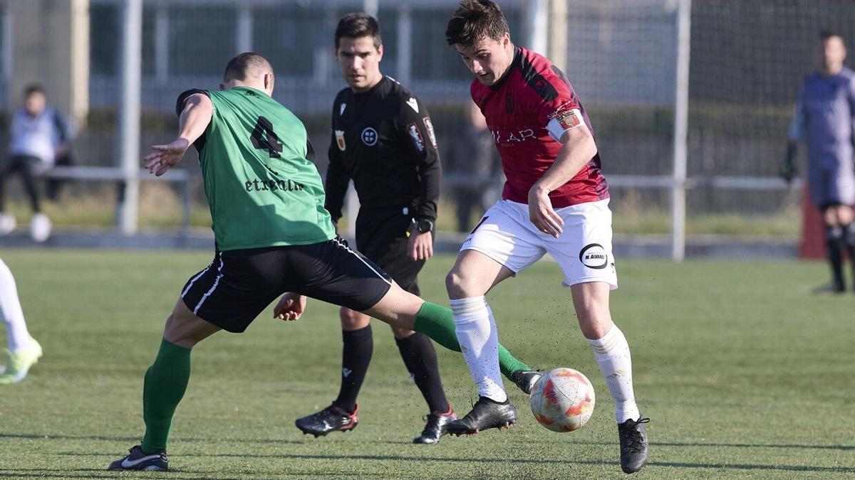 El capitán del Subiza en un lance de juego ante el Beti Onak