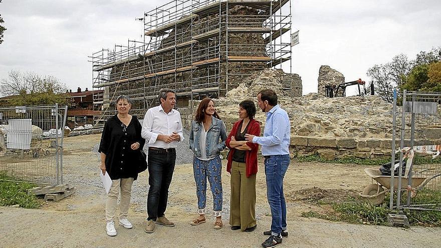 Organizadores de los paseos teatralizados, junto al alcalde Santano, ayer en Gazteluzahar. | FOTO: N.G.