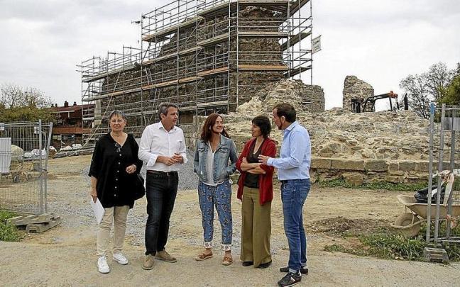 Organizadores de los paseos teatralizados, junto al alcalde Santano, ayer en Gazteluzahar. | FOTO: N.G.
